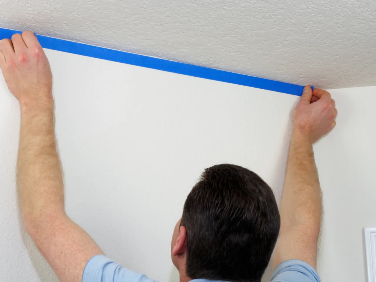 Czy pasek pod sufitem jest modny? Ekspert radzi i pokazuje alternatywy