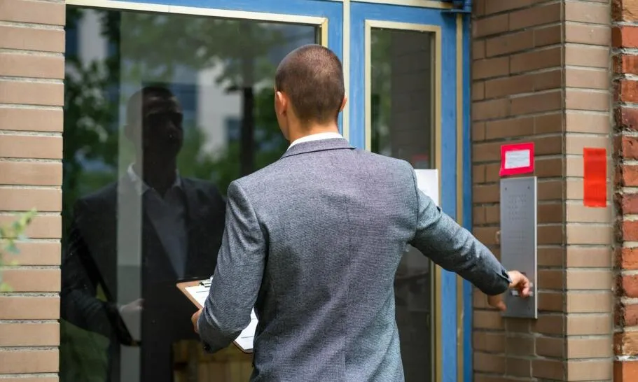 Czy windykator może wejść do domu? Poznaj swoje prawa!