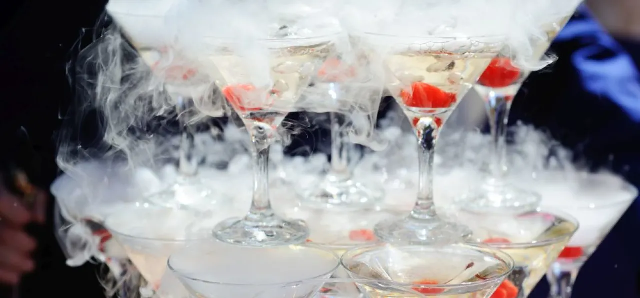 Dymiące drinki z suchym lodem: jak zrobić je bezpiecznie?