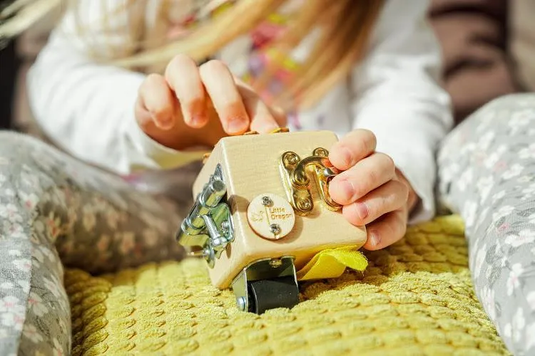 Zabawki sensoryczne Montessori – jak wspierają rozwój Twojego dziecka?