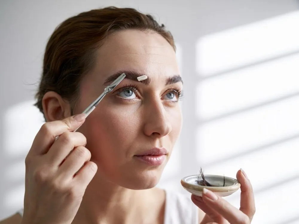 Jak wyregulować brwi w domu, by uniknąć najczęstszych błędów