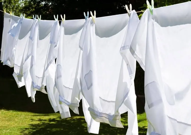 Jak prać białe koszule w pralce? Nieskazitelna biel bez wysiłku