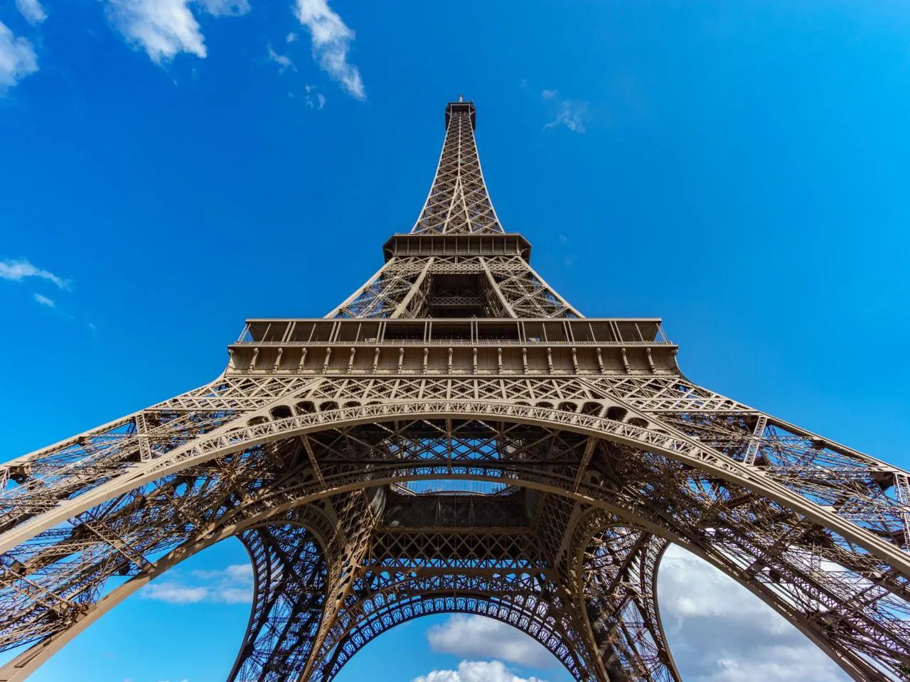 Ile lat ma Wieża Eiffla? Odkryj jej wiek i fascynującą historię Ile lat ma Wieża Eiffla? Odkryj jej wiek i fascynującą historię