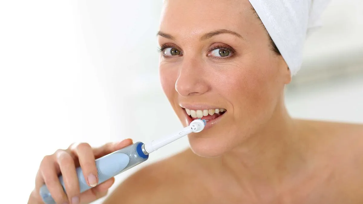 Jak myć zęby szczoteczką elektryczną, by uniknąć najczęstszych błędów