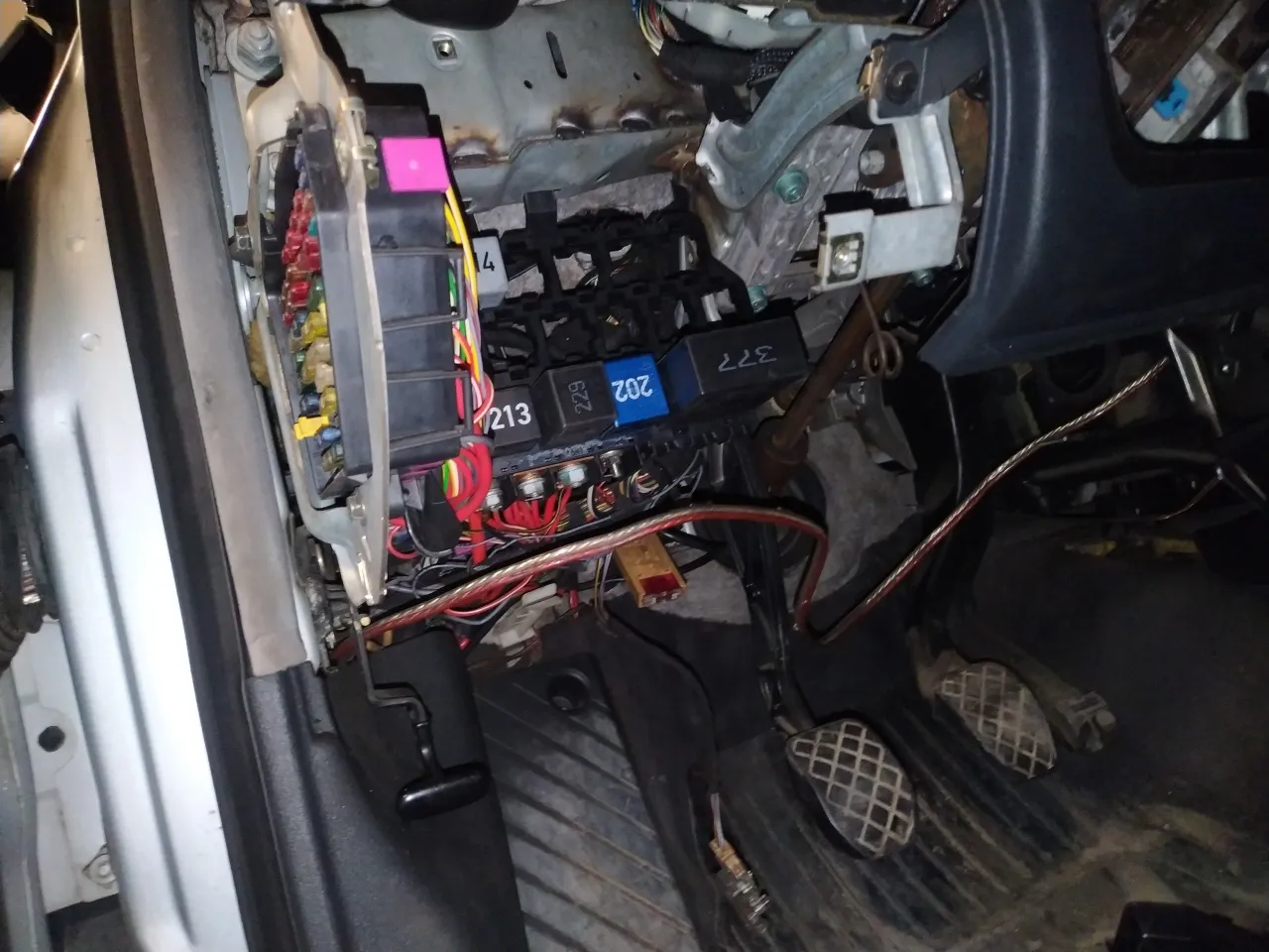 Bezpieczniki Audi A4 B5 - Gdzie są i jak je łatwo znaleźć