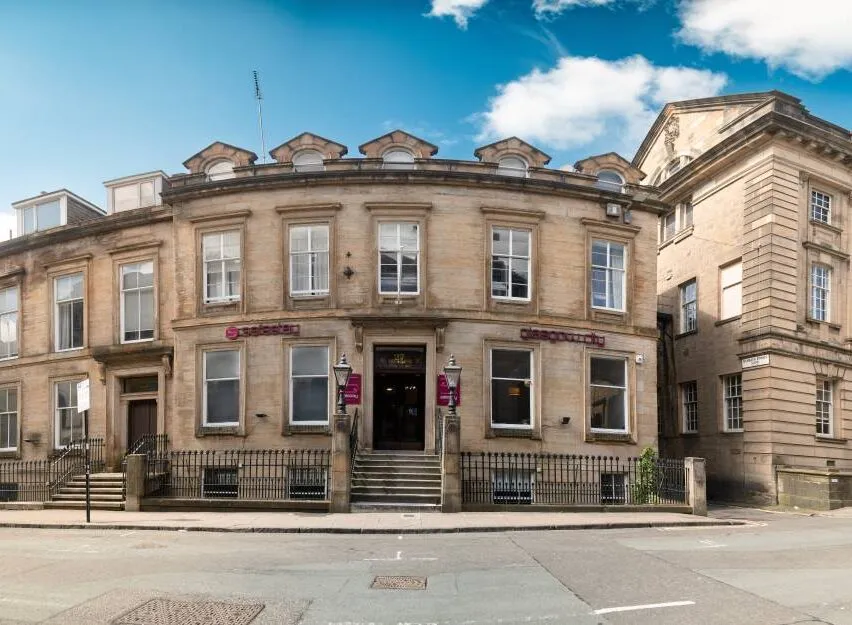 Czym się różni hotel od hostelu? Poznaj kluczowe różnice i wybierz mądrze