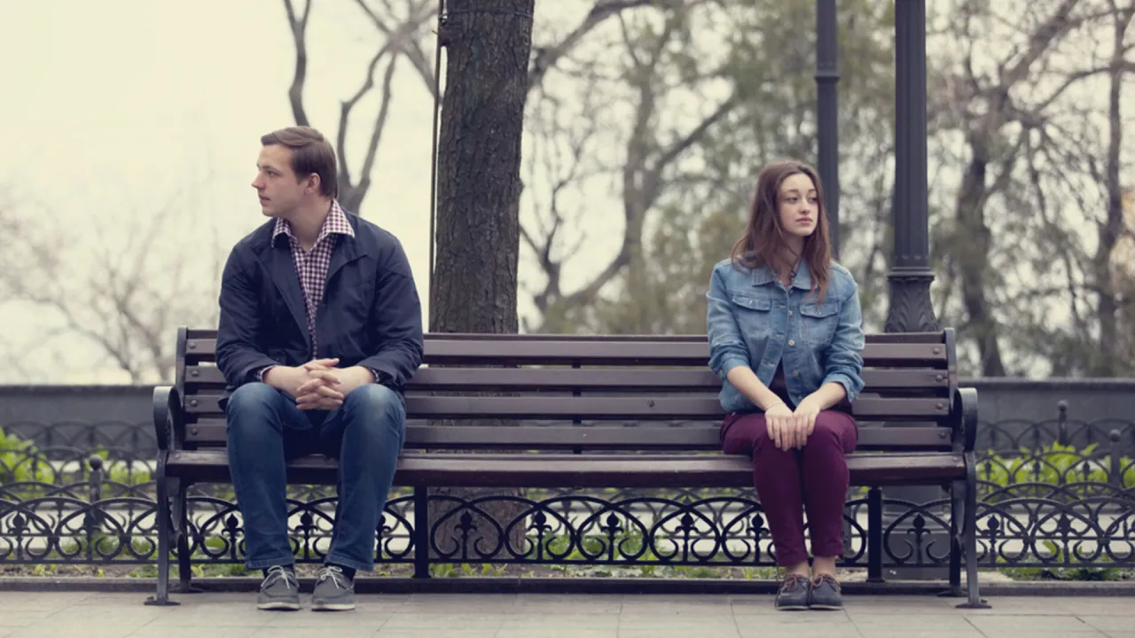 Samotność w związku objawy – jak je rozpoznać i co z tym zrobić