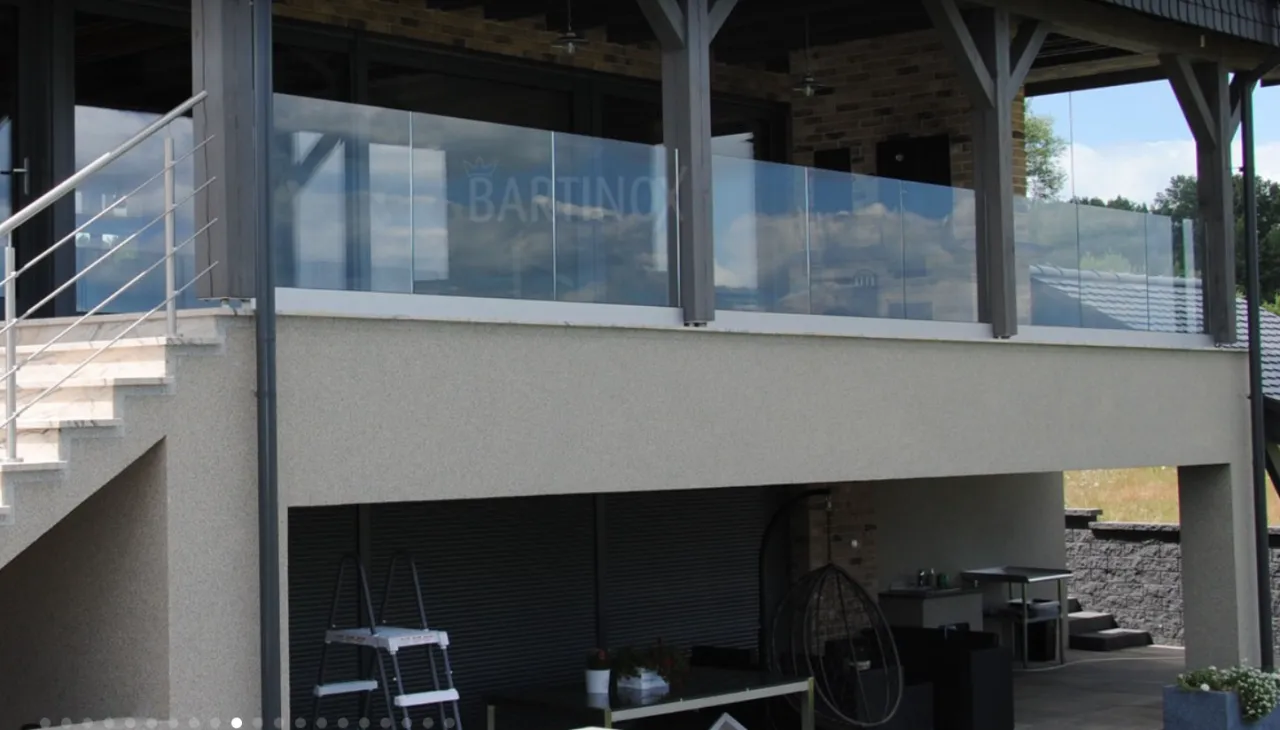 Balustrady szklane: Przewodnik po bezpieczeństwie, cenie i trendach