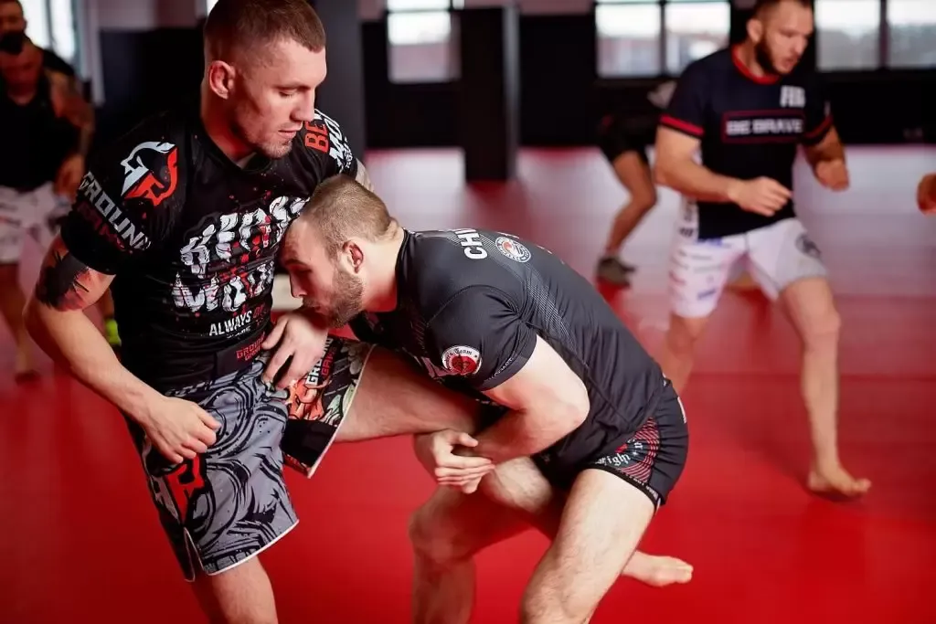 Zbijanie wagi: metody sportowców, ryzyko i bezpieczne alternatywy