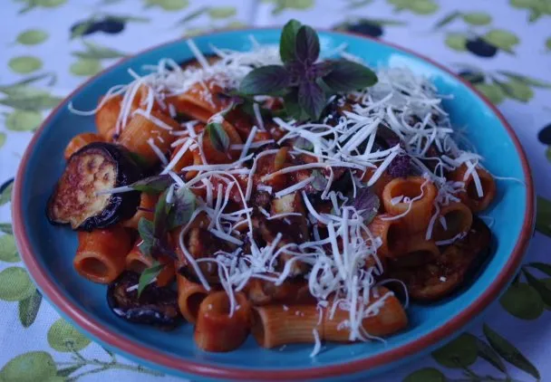 Spaghetti alla norma - tradycyjny przepis na sycylijskie danie wegetariańskie