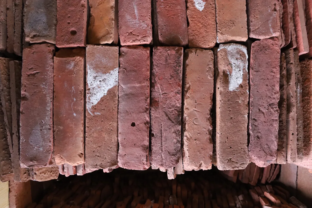 Skuteczne sposoby na to, jak wyczyścić cegły z zaprawy bez uszkodzeń