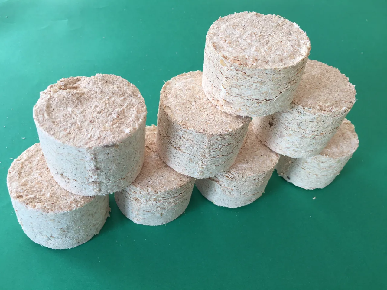 Jak zrobić brykiet z trocin domowym sposobem? Poradnik DIY