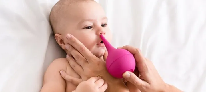 Jak czyścić nos niemowlakowi, aby ulżyć w katarze i poprawić oddychanie