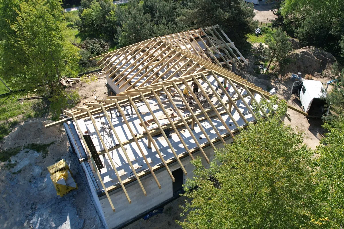 Najbardziej spektakularne dachy z filmów grozy: inspiracje dla odważnych inwestorów