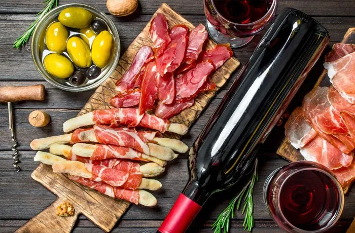 Jakie przekąski do grzanego wina, które zaskoczą Twoich gości?