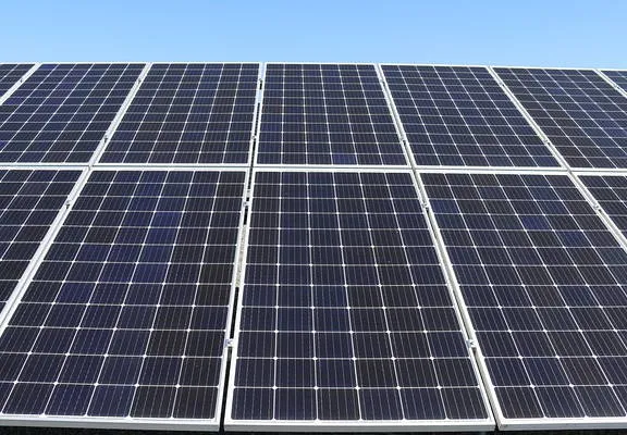 Zalety elektrowni słonecznej: jak uniknąć wysokich kosztów energii