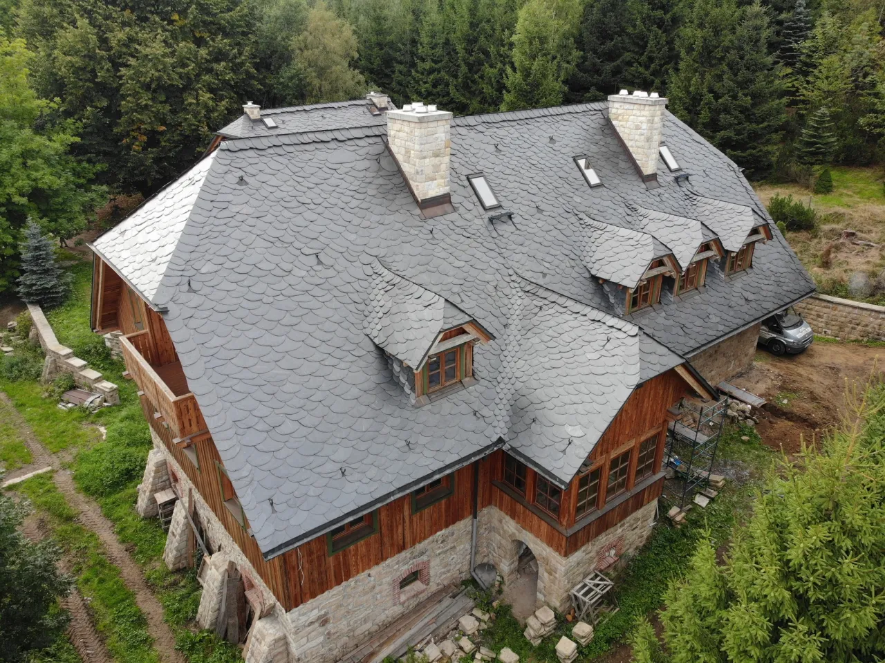 Ile kosztuje łupek na dach? Sprawdź cenę i porównaj z konkurencją