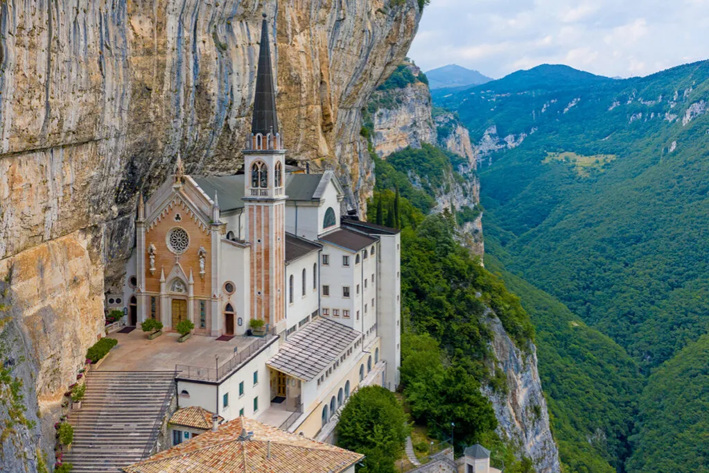 Niezapomniane atrakcje nad Jeziorem Garda, które musisz zobaczyć