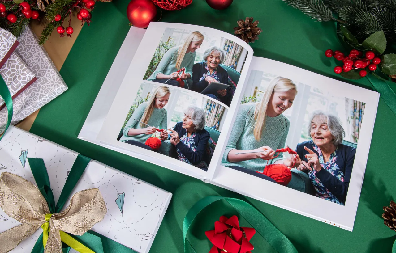 Najlepsze pomysły na prezenty pod choinkę dla babci, które ją zachwycą