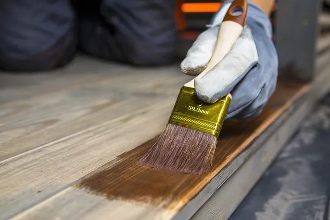 Czym pomalować altanę drewnianą? Wybierz i maluj jak ekspert!