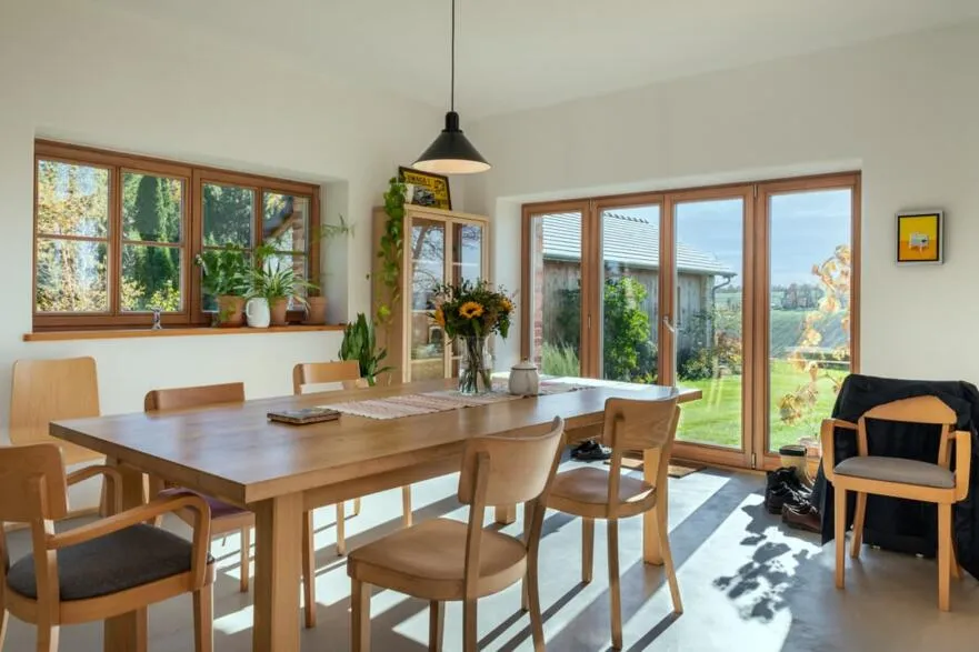 Jaki kolor okien wybrać, aby podkreślić styl i harmonię wnętrza?