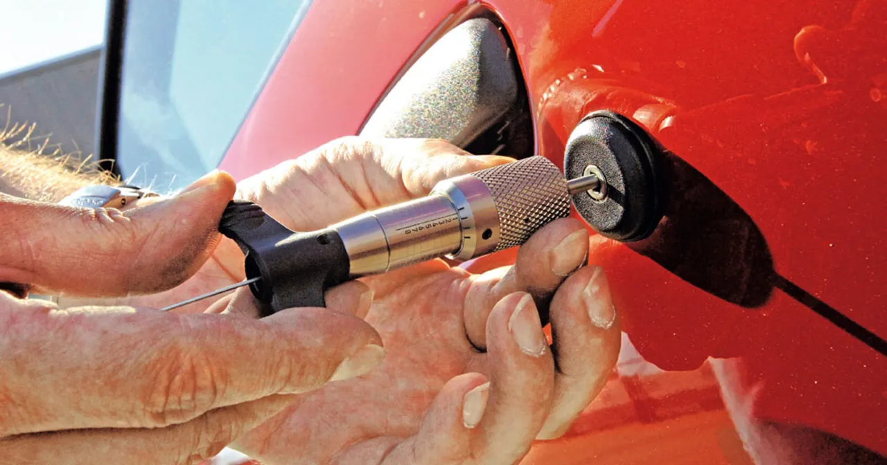 Jak odpalić auto bez kluczyka? Szybkie i legalne sposoby