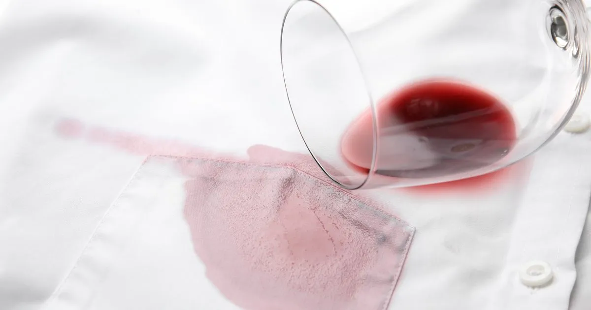 Jak skutecznie usunąć plamę z czerwonego wina z białej bluzki