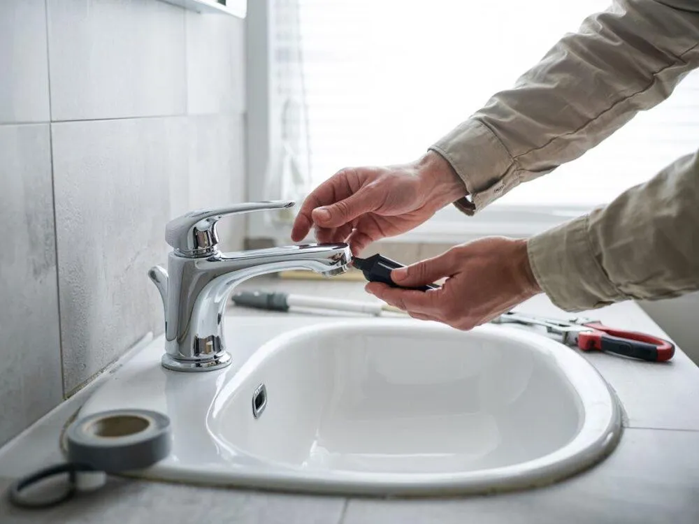 Jaki otwór pod baterię w blacie: jak uniknąć błędów przy montażu