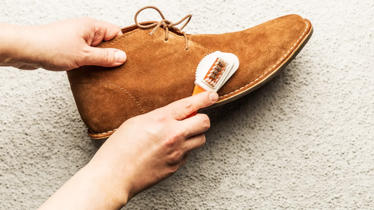 Zabłocone zamszowe buty? Oczyść je bezpiecznie i bez plam!