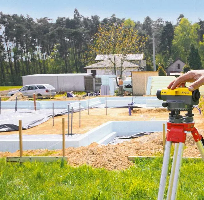 Co robi geodeta na budowie? Kluczowe zadania na każdym etapie
