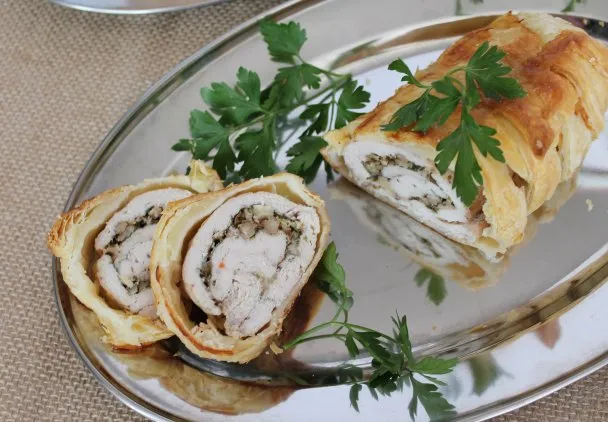 Pyszna rolada z kurczaka w cieście francuskim - sprawdzony przepis krok po kroku