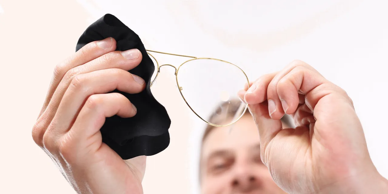 Krystalicznie czyste okulary? Vision Express radzi, jak czyścić