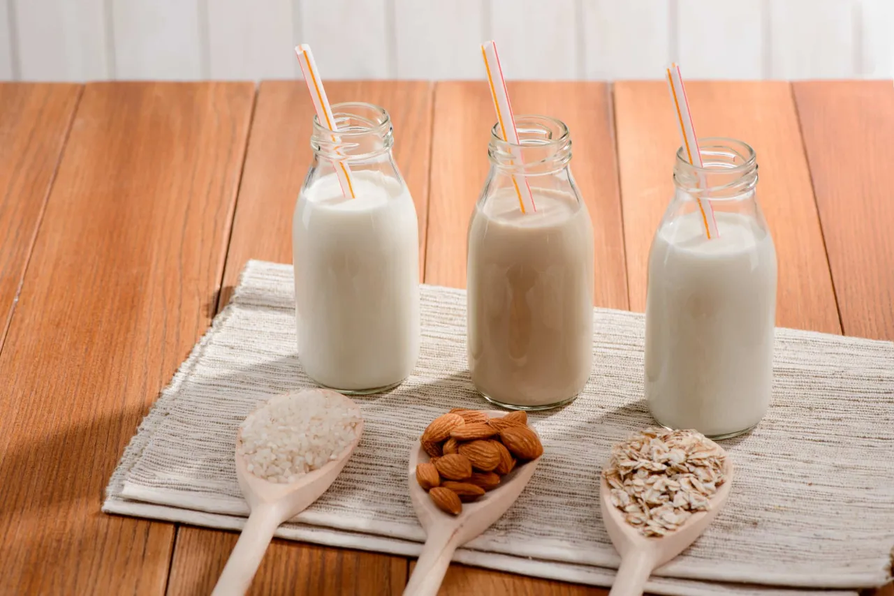 Co to jest mleko roślinne? Poznaj jego zalety i zastosowania