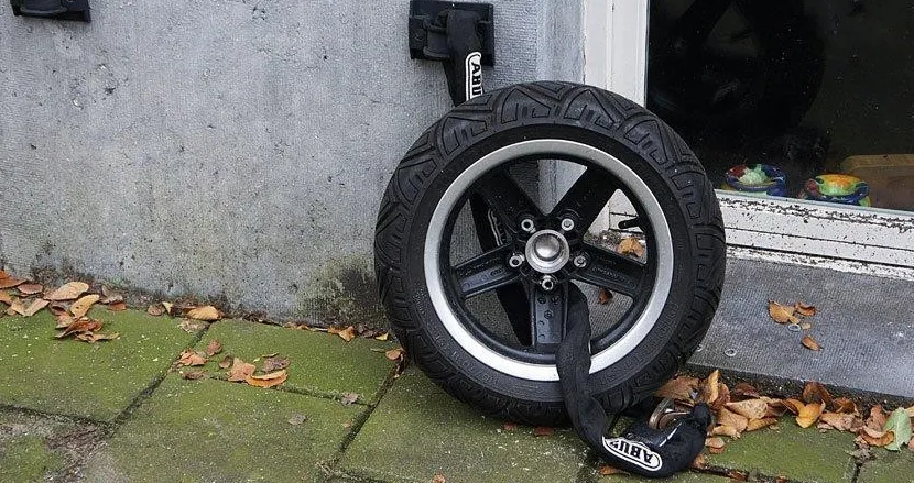 Kotwa do motocykla - jak wybrać najlepsze zabezpieczenie przed kradzieżą