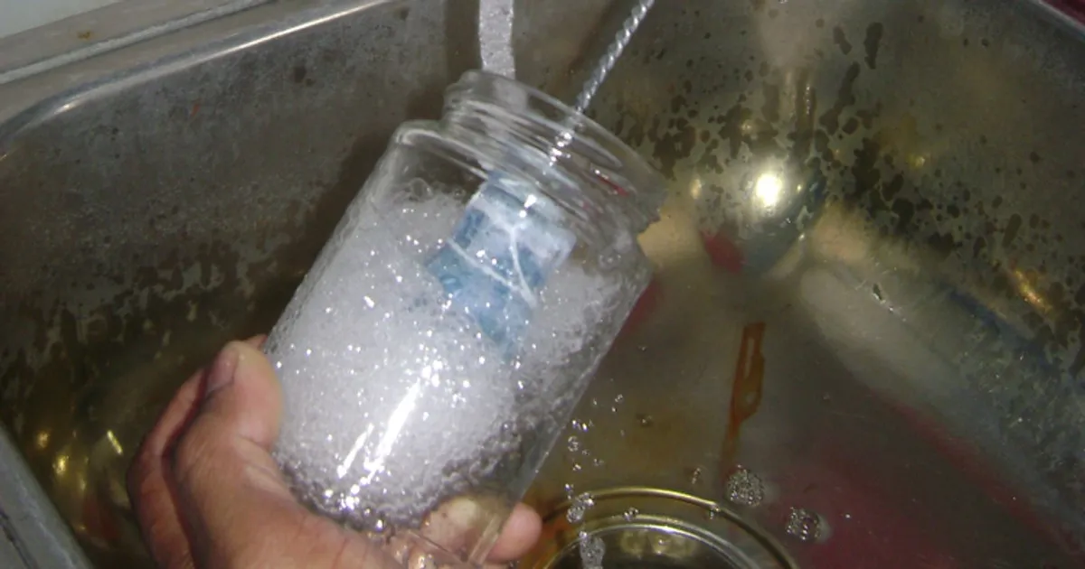 Jak umyć butelkę z wąską szyjką - skuteczne metody na trudne zabrudzenia