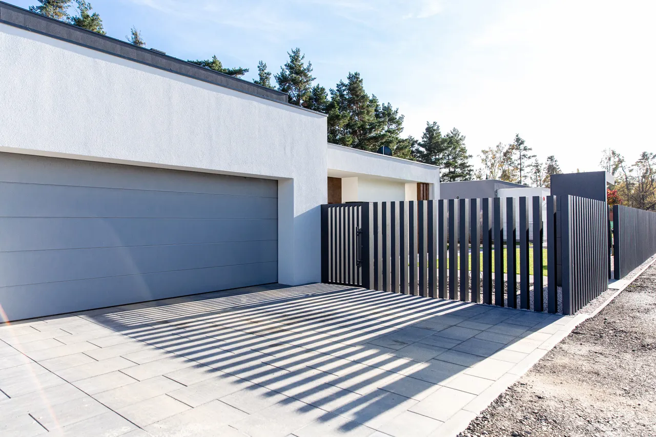 Otwarty podjazd - jak mieć styl i bezpieczeństwo bez ogrodzenia?