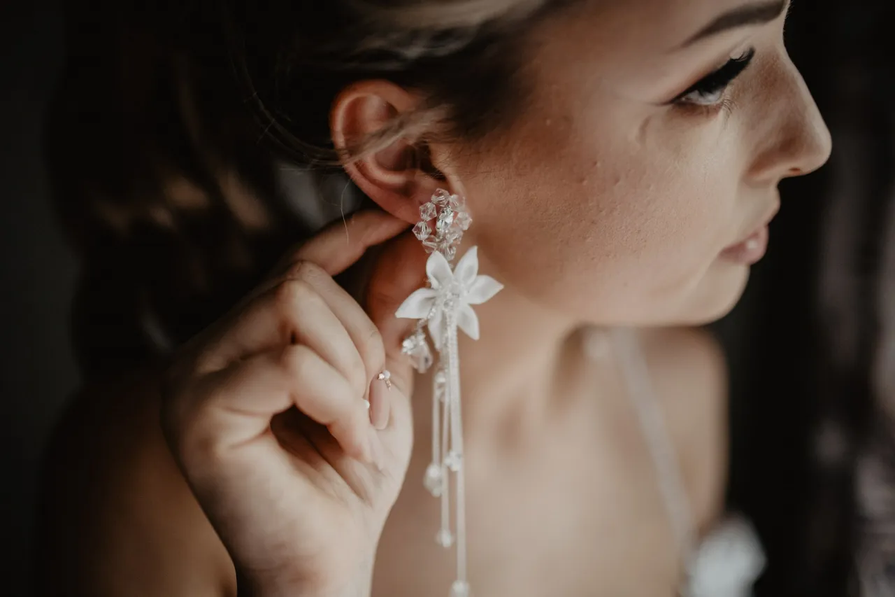 Jakie kolczyki do koronkowej sukni ślubnej, aby wyglądać zjawiskowo?