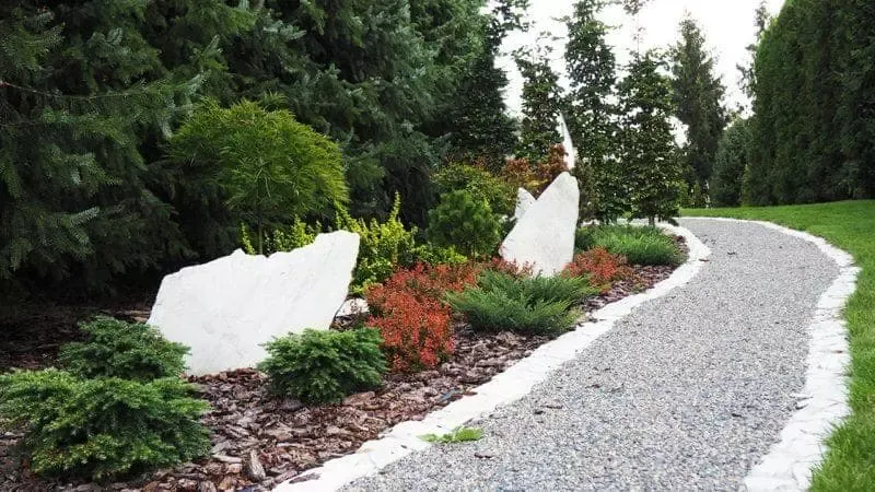 Co na chodnik zamiast kostki? Poznaj lepsze i tańsze materiały