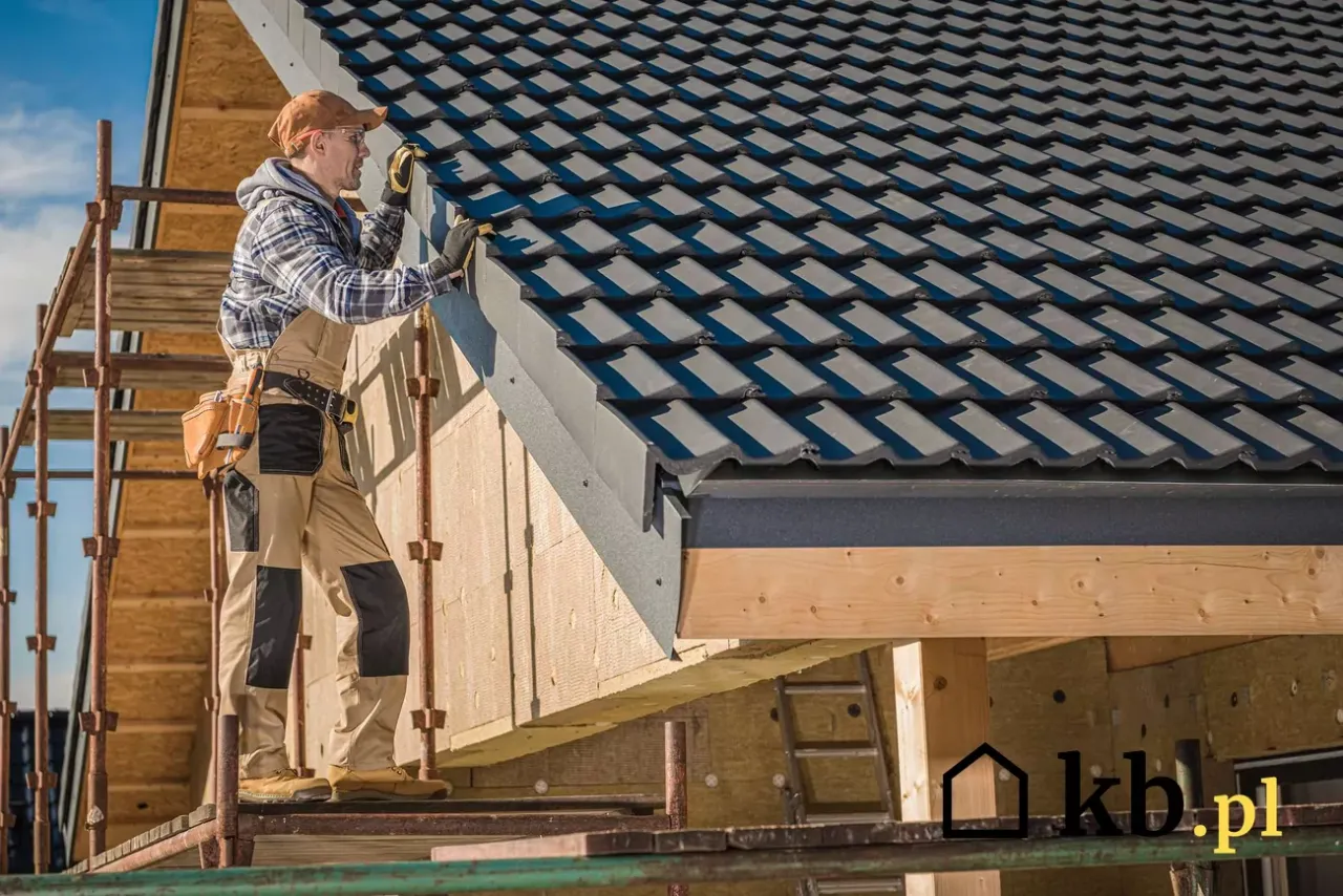 Cennik dekarza 2026: Ile za metr? Poznaj realne koszty dachu