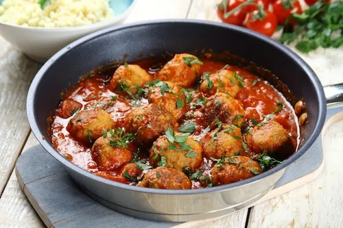 Pyszne ragu drobiowe: prosty przepis na wyjątkowe danie z kurczaka