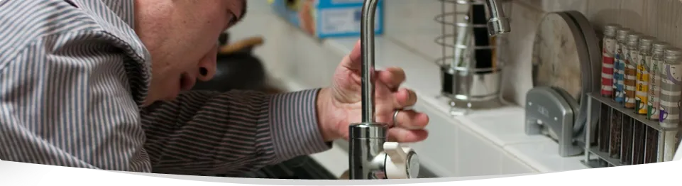 Jak zmniejszyć ciśnienie wody w kranie i uniknąć kosztownych napraw