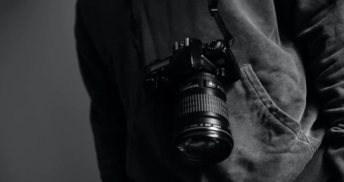 Ile kosztuje godzina fotografa? Stawki netto 2024 + czynniki cenowe