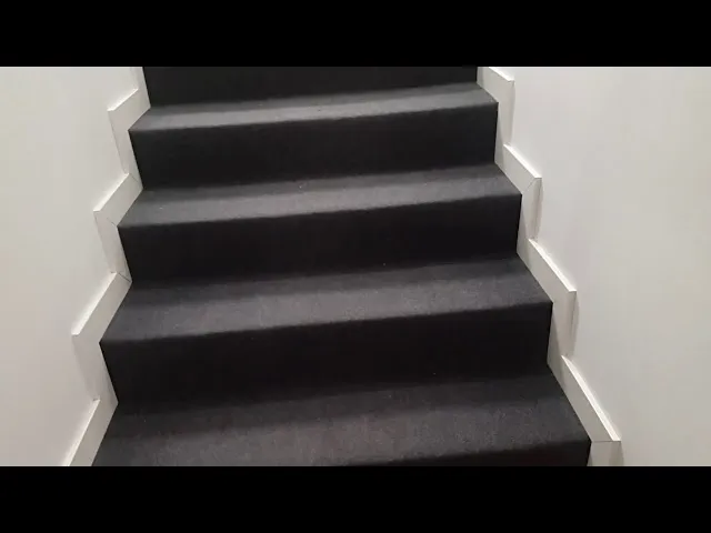 Jak zamocować chodnik na schodach, aby uniknąć niebezpieczeństw?