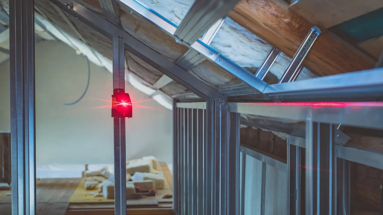 Jaką poziomicę laserową wybrać do sufitów podwieszanych dla precyzji?