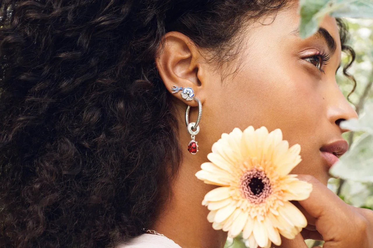 Najlepsze inspiracje na stylizacje z biżuterią Pandora, które zachwycą każdego