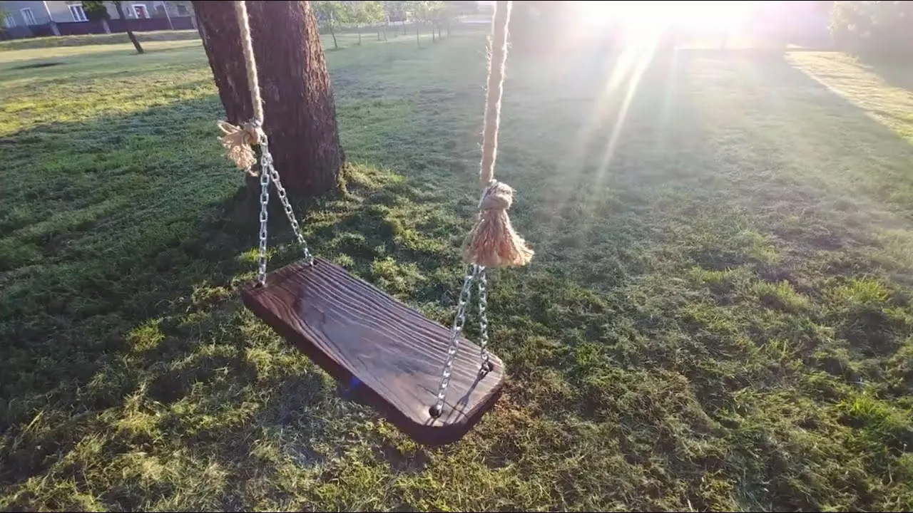 Jak zamontować huśtawkę między drzewami bez ryzyka uszkodzenia?