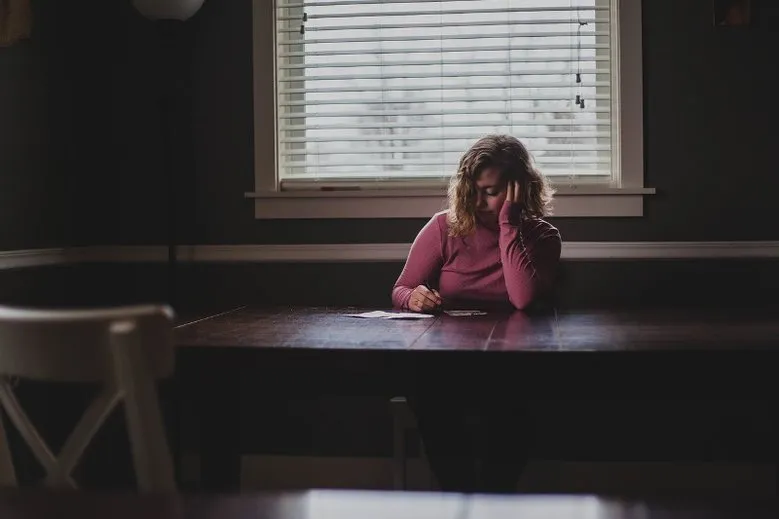 Jak mieszkanie z teściami wpływa na związek – wyzwania i korzyści