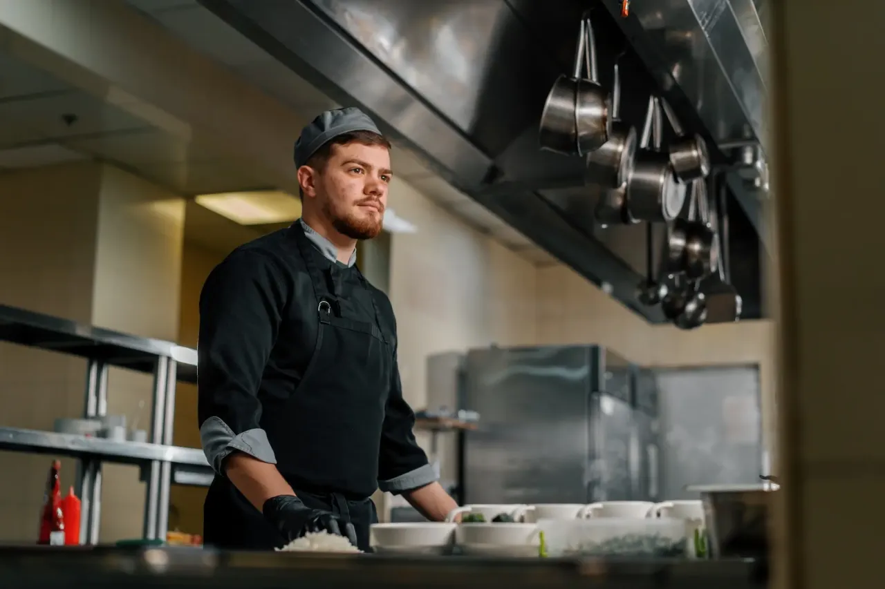 Ile zarabia szef kuchni w hotelu? Zaskakujące różnice w pensjach