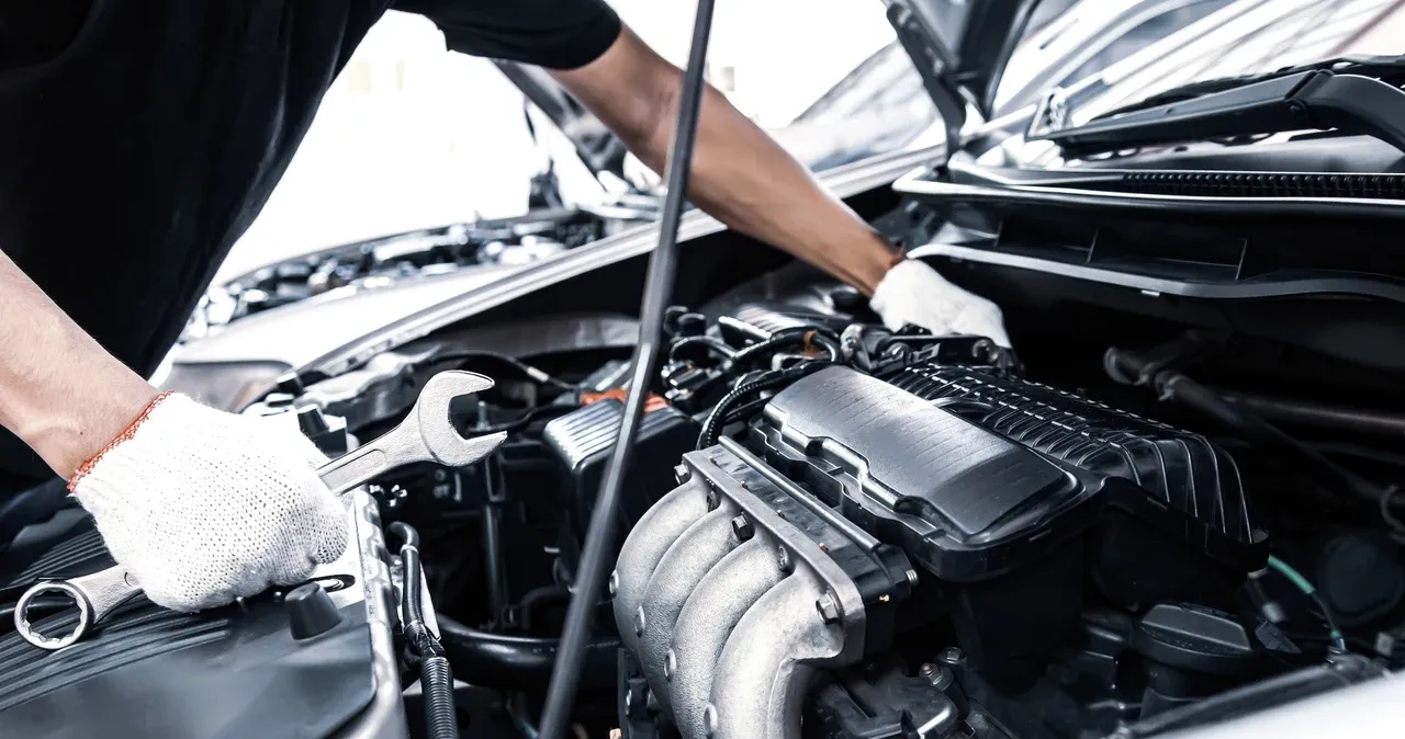 Objawy zepsutej pompy wody w samochodzie, które mogą zrujnować silnik