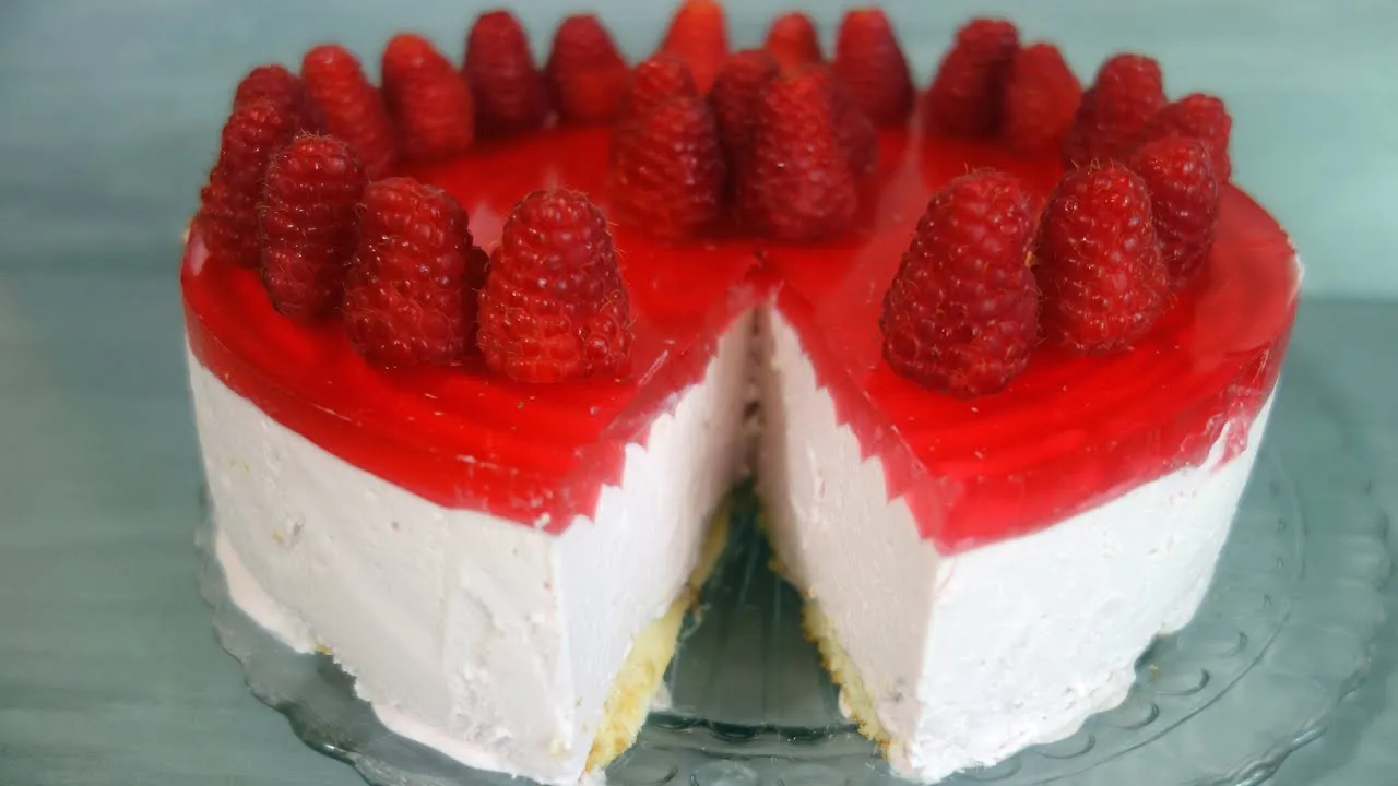 Jak zrobić sernik na zimno z galaretką – prosty przepis na lato